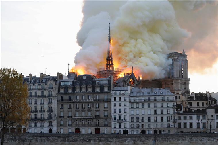 Pináculo destruído no incêndio de Notre-Dame gera discussão acesa