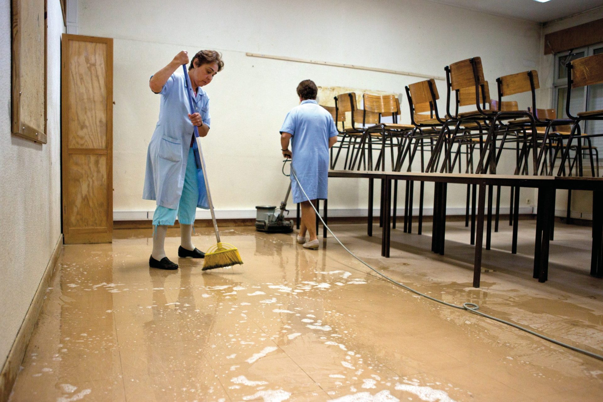 Os problemas de quem abre os portões das escolas todos os dias