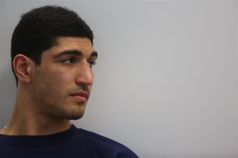 Basquetebol. Turquia exige à Interpol alerta vermelho por Enes Kanter