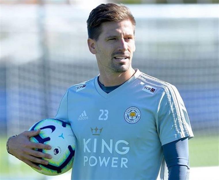 Inglaterra. Pai de Adrien critica treinador do Leicester