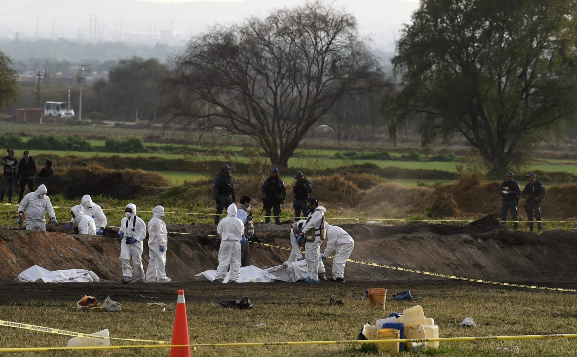 México. Número de vítimas de explosão em oleoduto sobe para 74