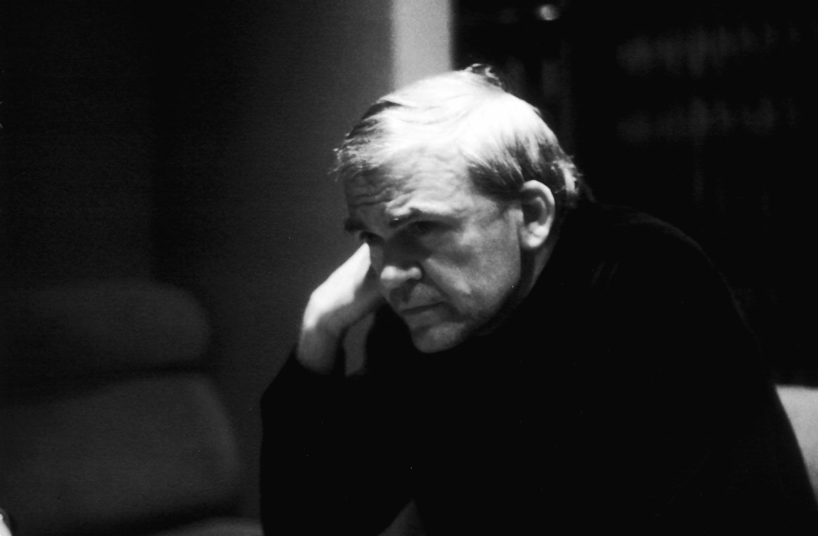 Milan Kundera recupera a cidadania checa ao fim de 40 anos