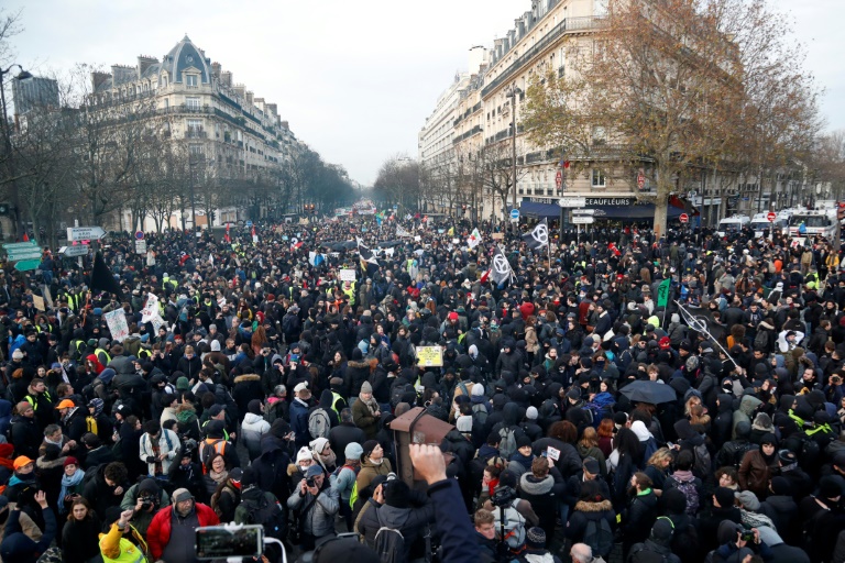 França. Impasse entre Macron e sindicatos é para durar