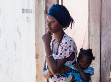 Serra Leoa revoga diretiva de 2015 e autoriza jovens grávidas a frequentar a escola