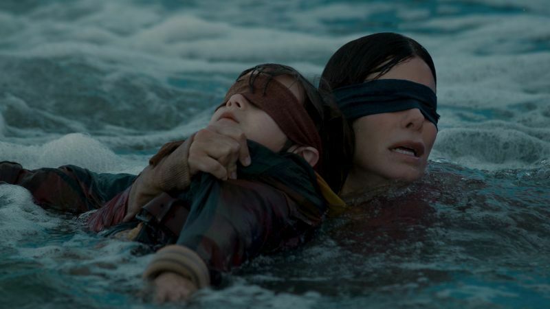 Desafio Bird Box cria tendência de andar com os olhos vendados. Netflix alerta para perigos