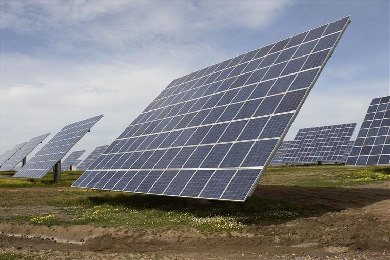 Trabalhadores da Moura Fábrica Solar querem nacionalizar empresa e pedem reunião com Costa