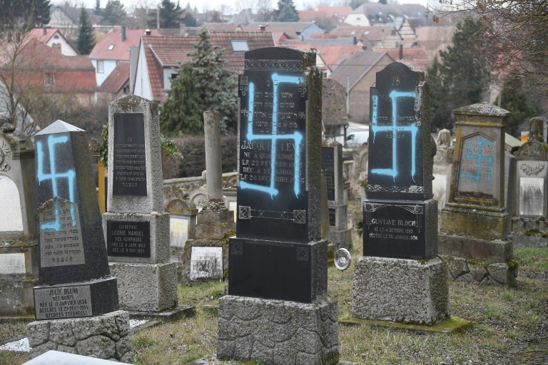 França. 80 campas de cemitério judeu profanadas