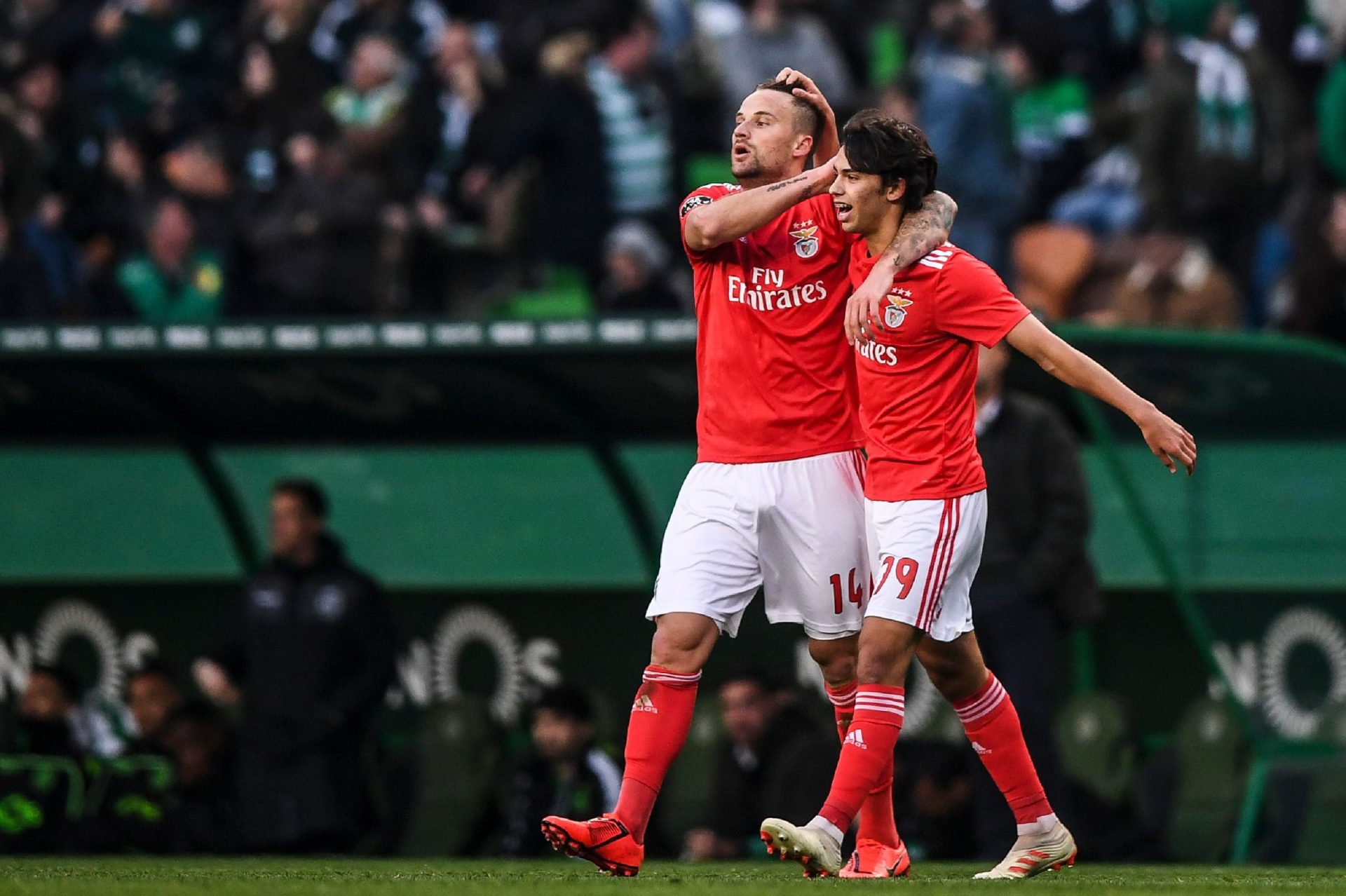 Benfica esmaga Sporting em derby abastado