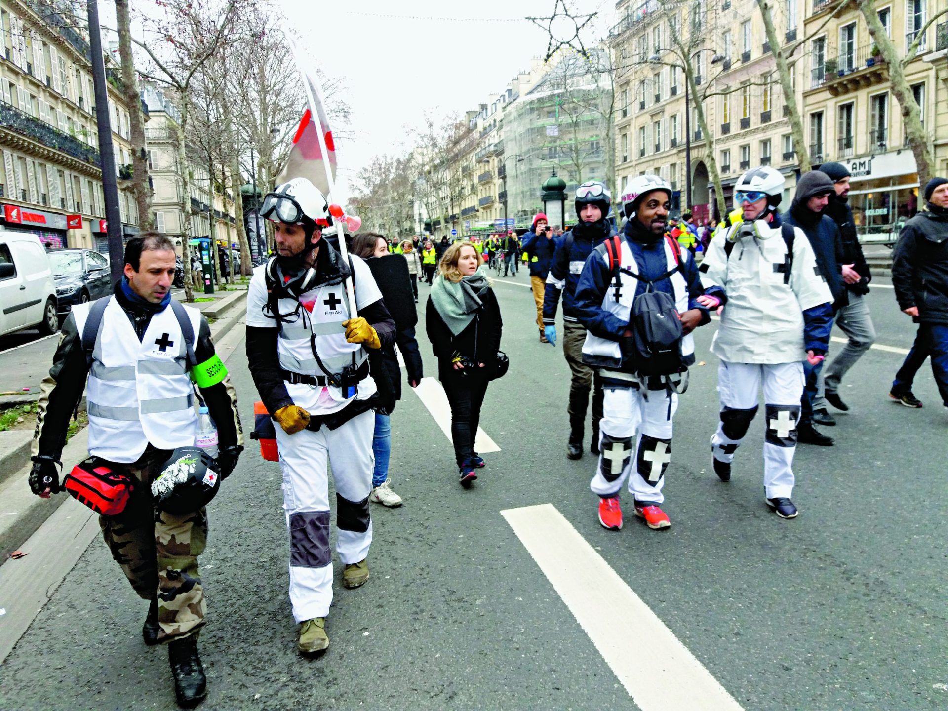 Guerra no coração de Paris. Paramédicos dão o corpo às bolas de borracha da polícia