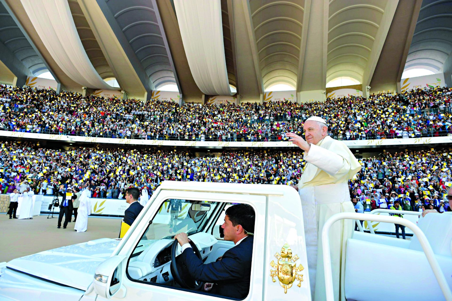 Papa Francisco recebido por multidão em primeira missa papal na Arábia
