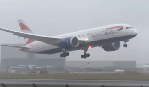 Londres. Avião não consegue aterrar devido a ventos fortes |VÍDEO