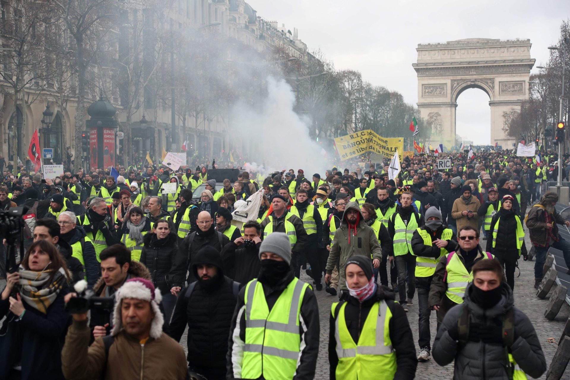 Coletes amarelos voltam a manifestar-se nas ruas de França