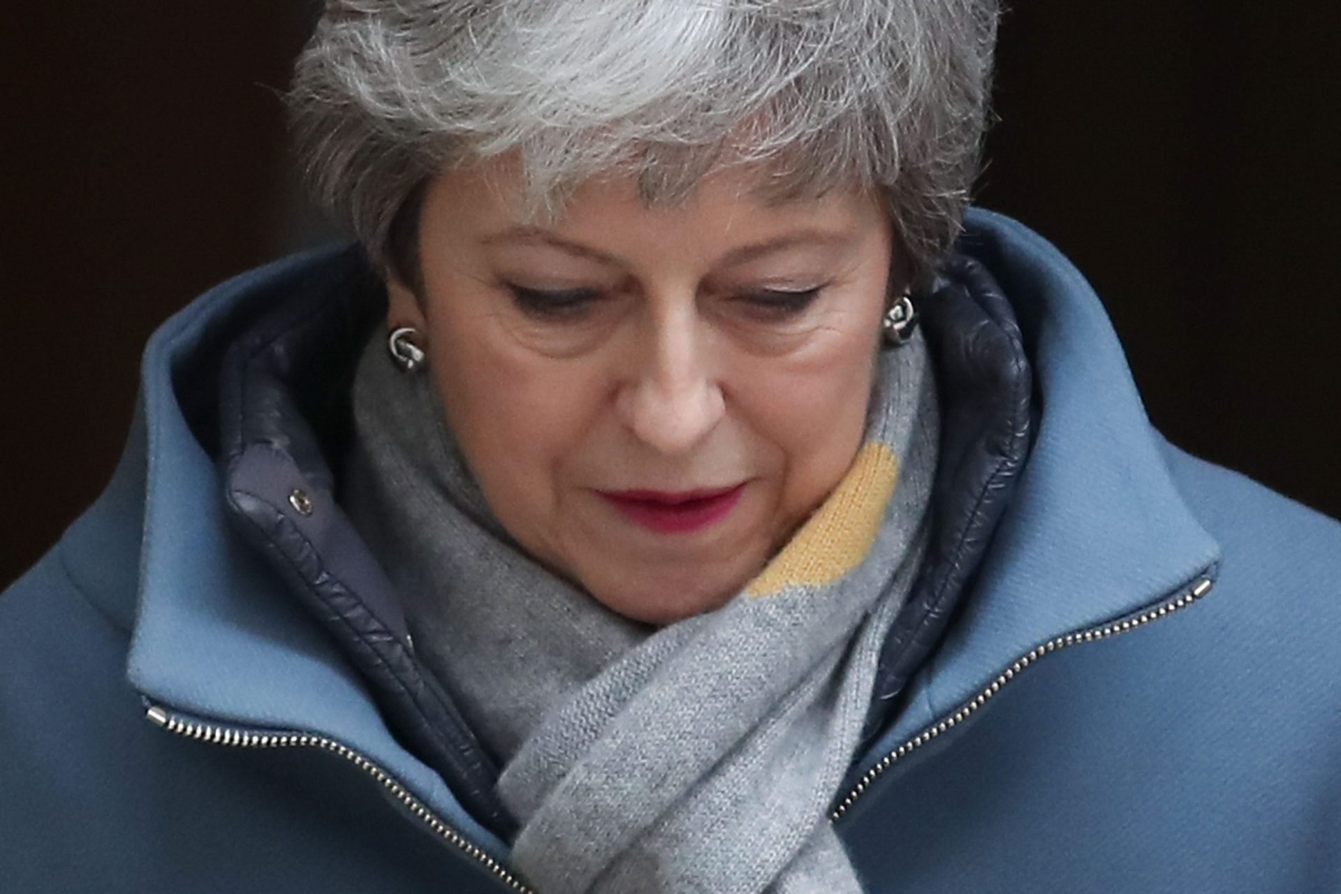 Brexit. May tem de decidir o que quer até amanhã