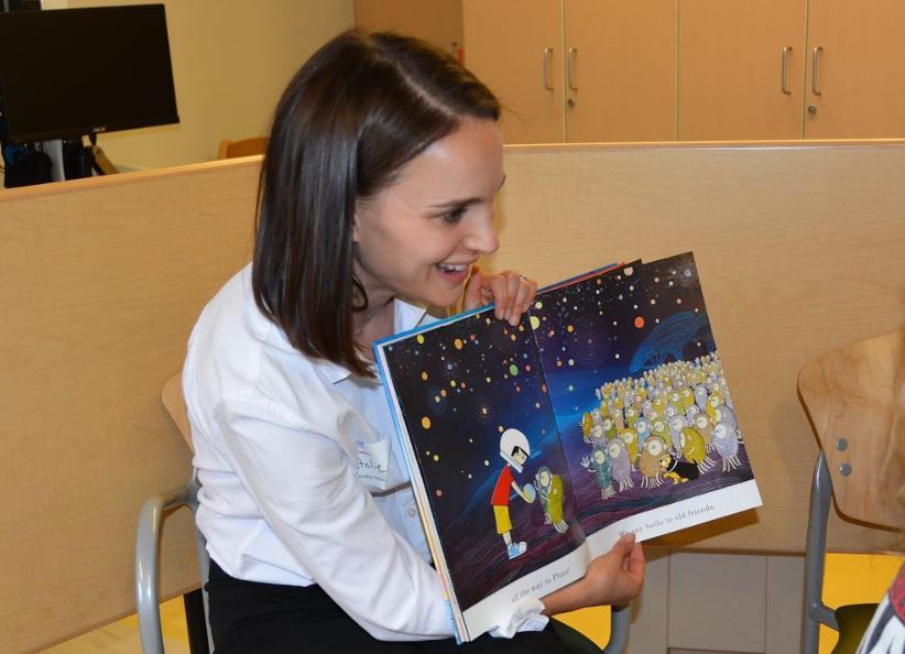 Natalie Portman faz visita surpresa a hospital pediátrico