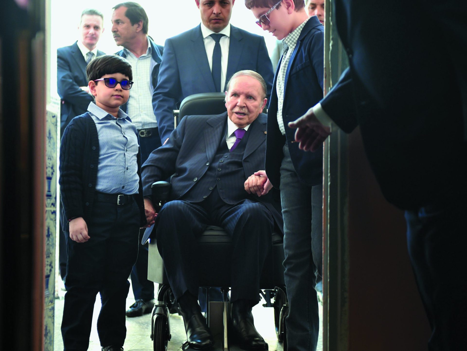 Argélia. Bouteflika afastado do poder por chefe dos militares