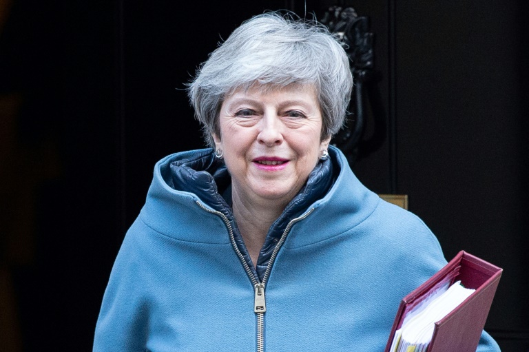 Theresa May acusada de comprar apoio para o Brexit