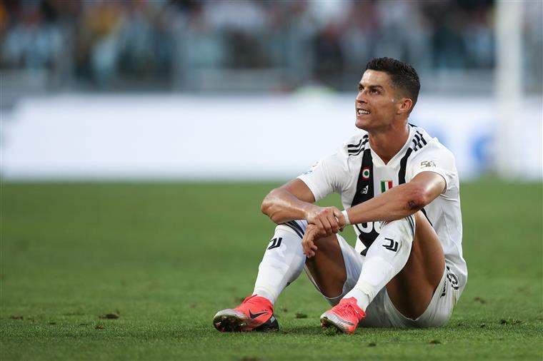 Cristiano Ronaldo fica no banco no jogo frente à Udinese