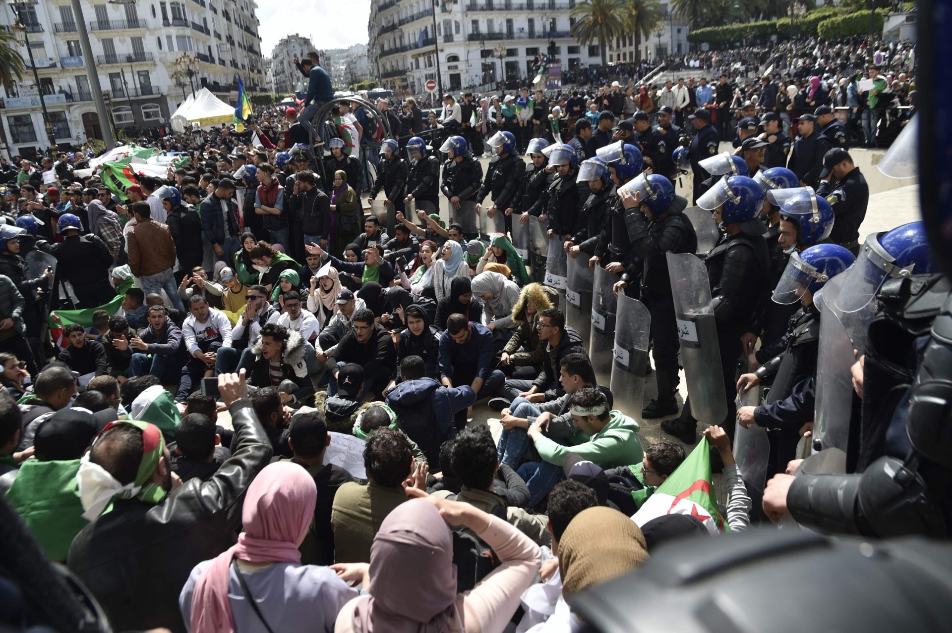 Argélia. Manifestantes saem à rua contra presidente interino
