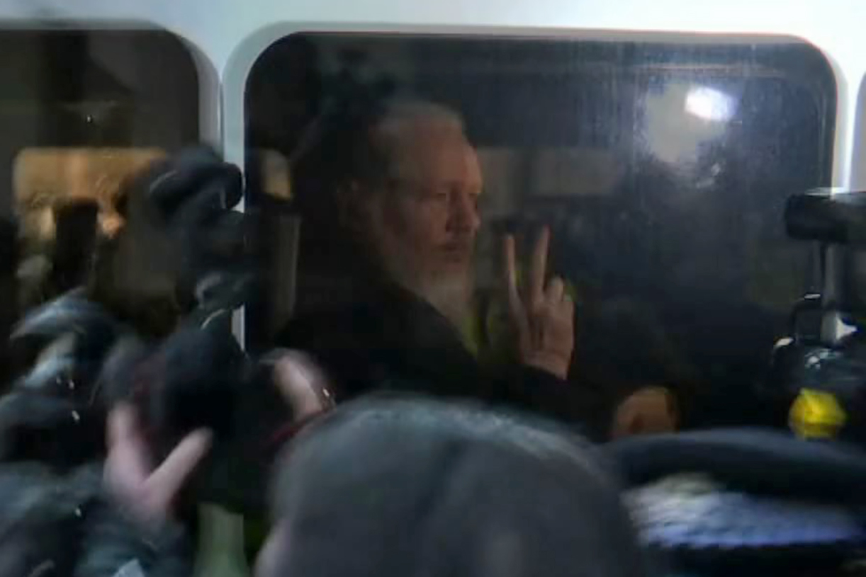 Detido pela polícia britânica, Assange deverá ser extraditado