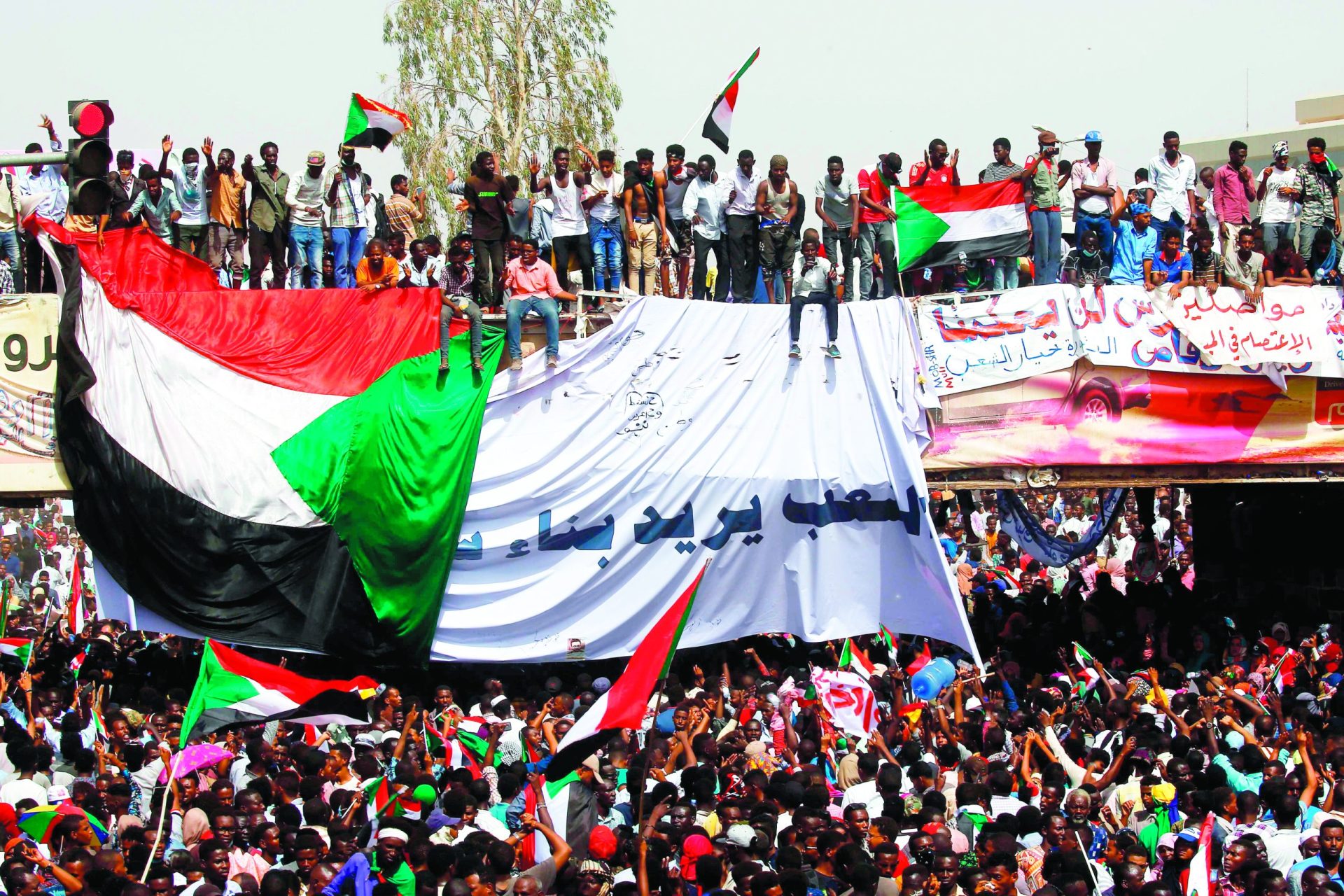 Sudão. Militares afastam Al-Bashir e sudaneses saem à rua