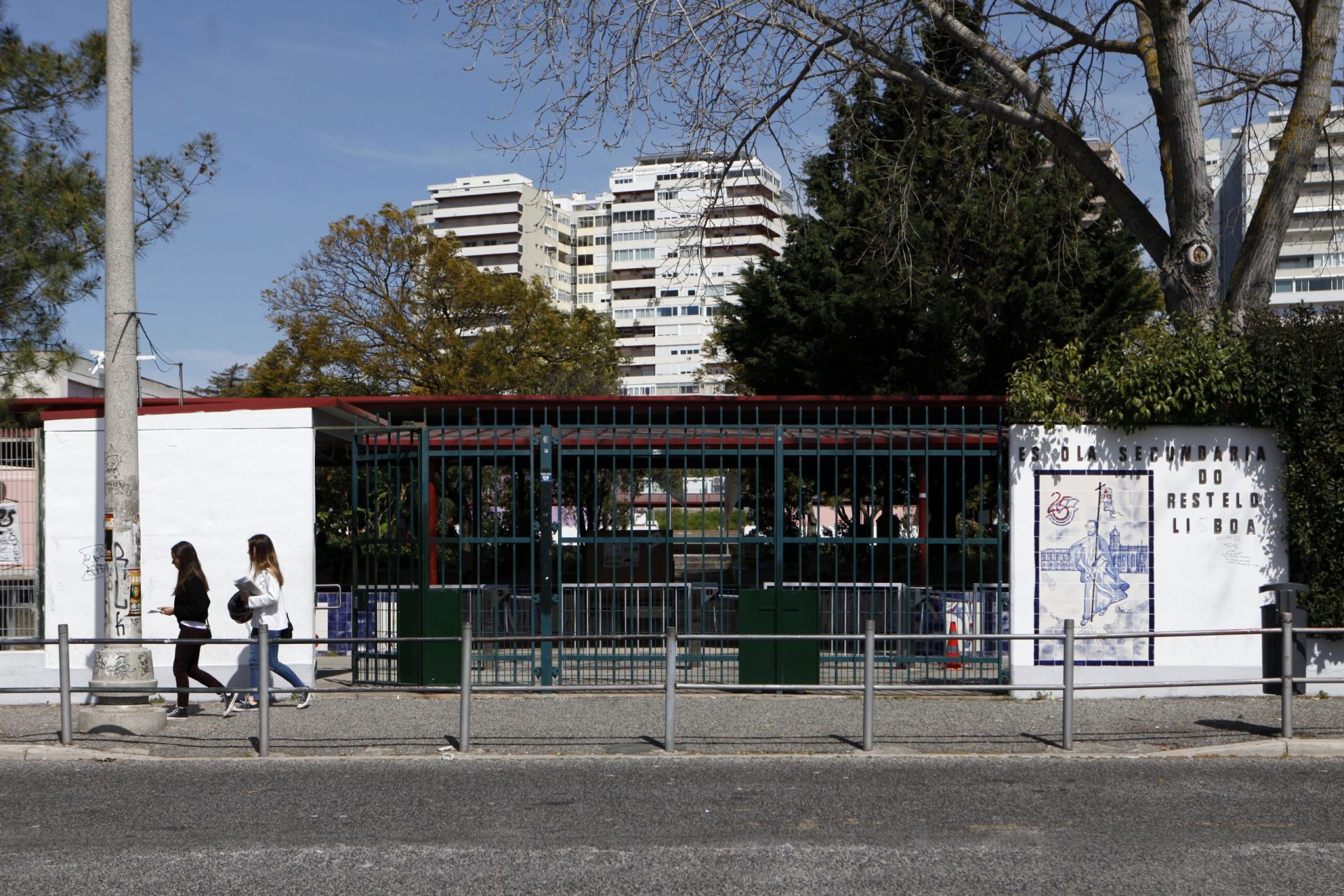 Restelo. Verbas de obras usadas na remodelação “do pátio de outra escola”