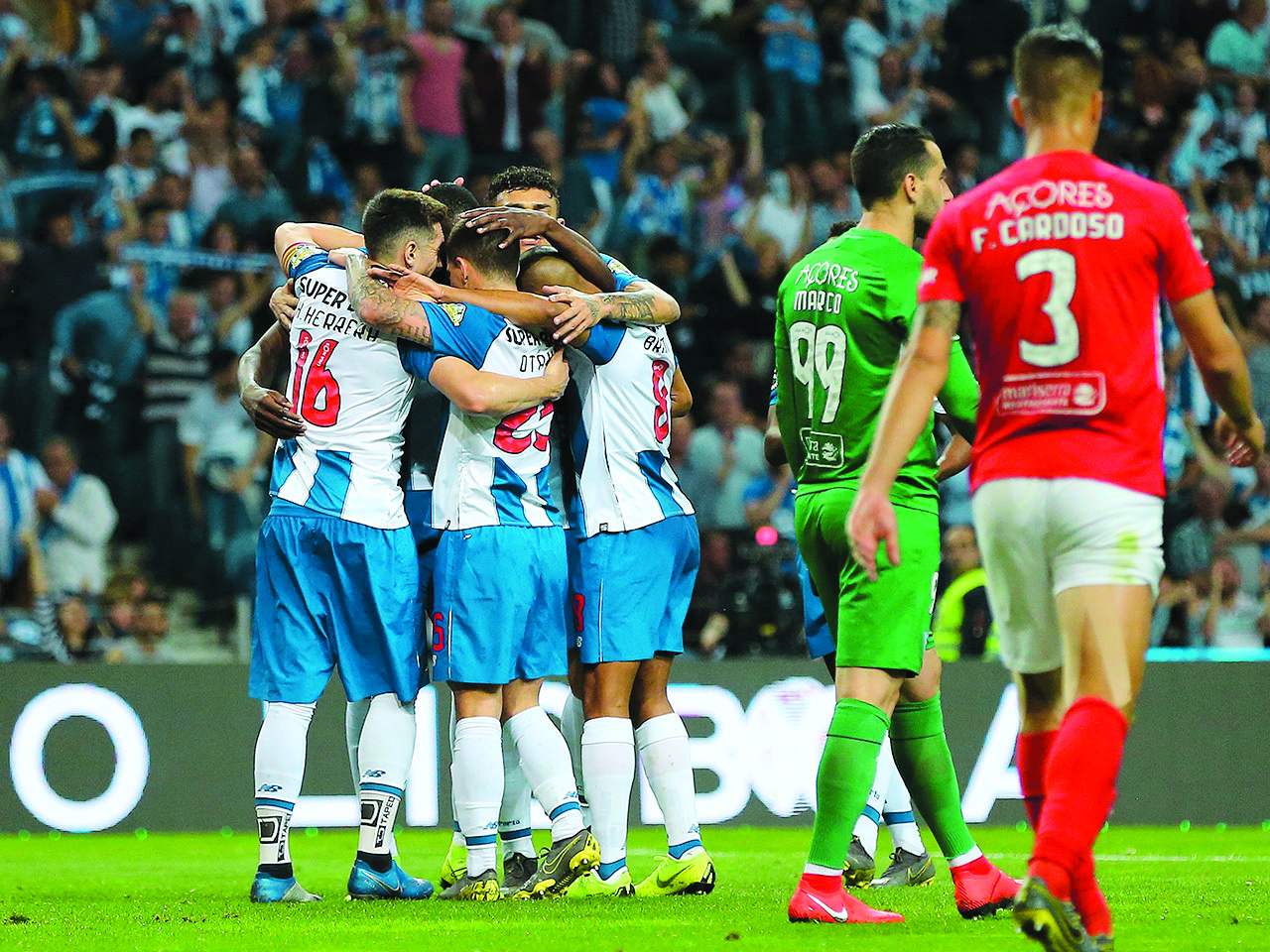 Campeonato. A águia voando por um beco estreito