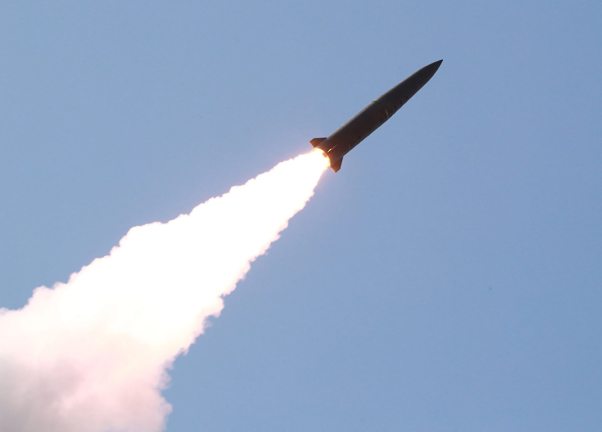 Coreia do Norte volta a disparar mísseis balísticos