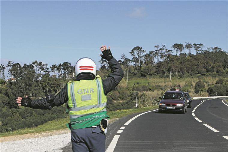 ‘Smartphone, Smartdrive’. Mais de 600 condutores multados por uso de telemóvel ao volante