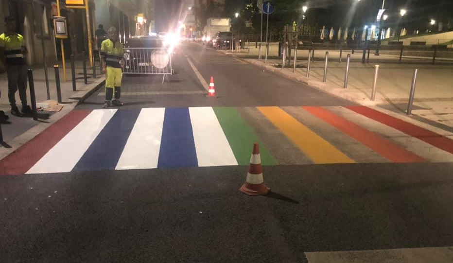 Campolide pinta passadeiras com as cores do arco-íris