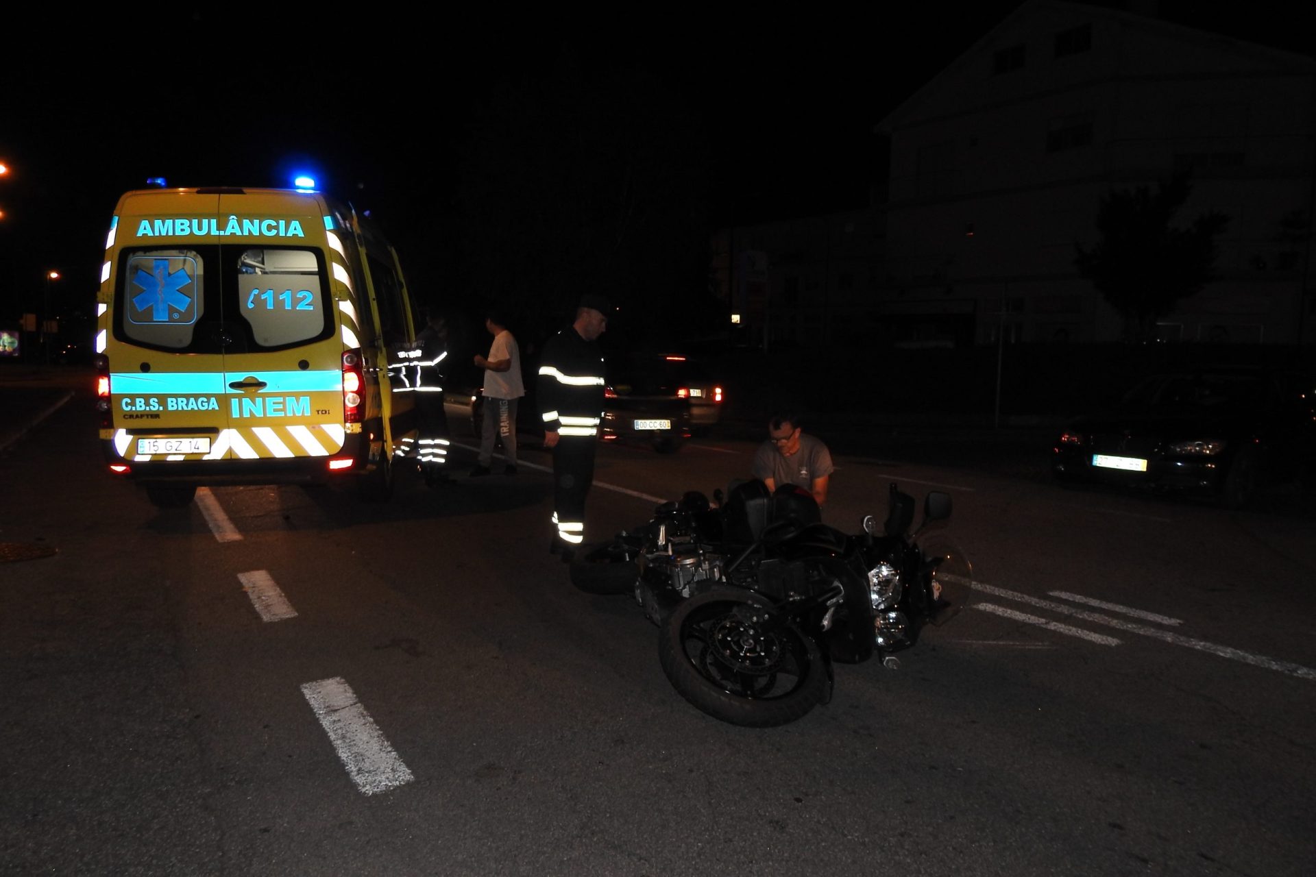 Motociclista escapa de choque com carro