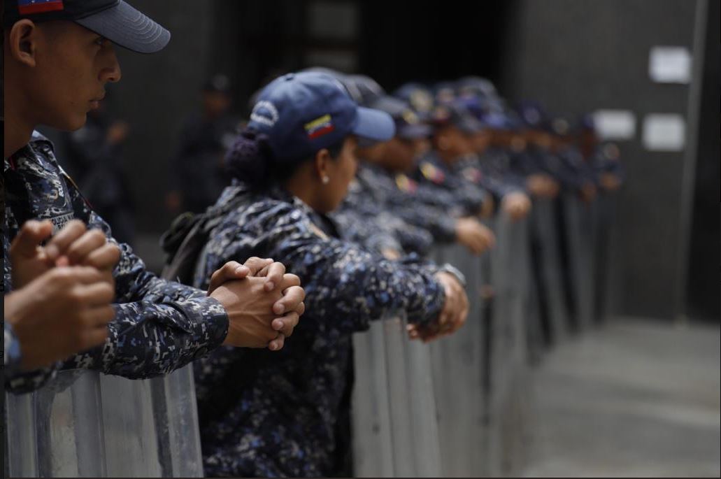 Polícia coloca sob cerco Assembleia Nacional venezuelana