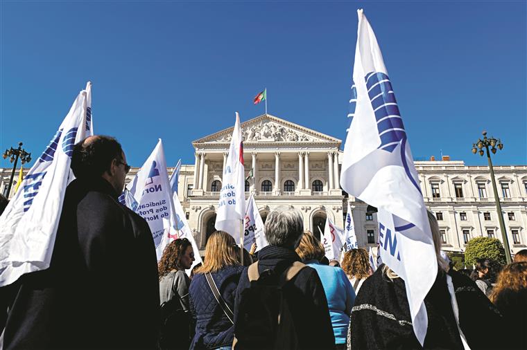 Professores desistem de greves no final do ano letivo