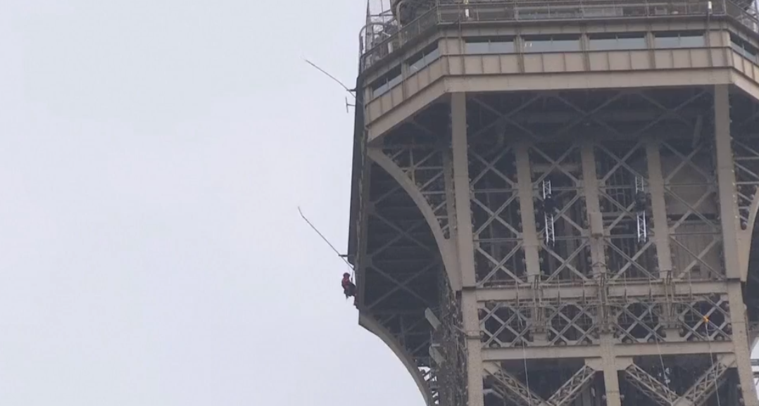 Torre Eiffel evacuada depois de homem escalar monumento |VÍDEO