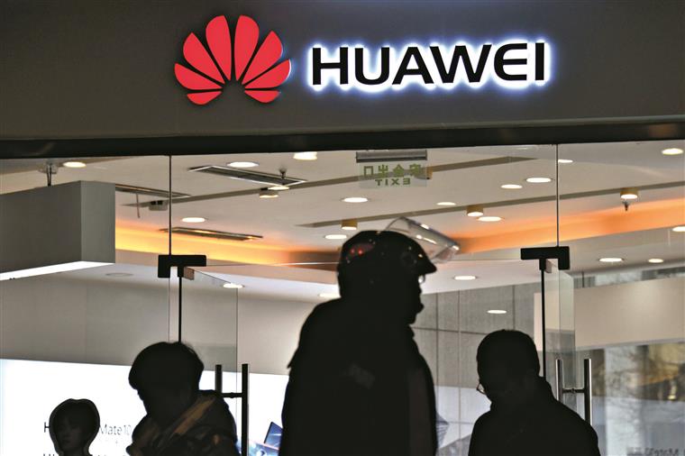 Estados Unidos. Trump continua em guerra com a China e dá golpe de morte na Huawei