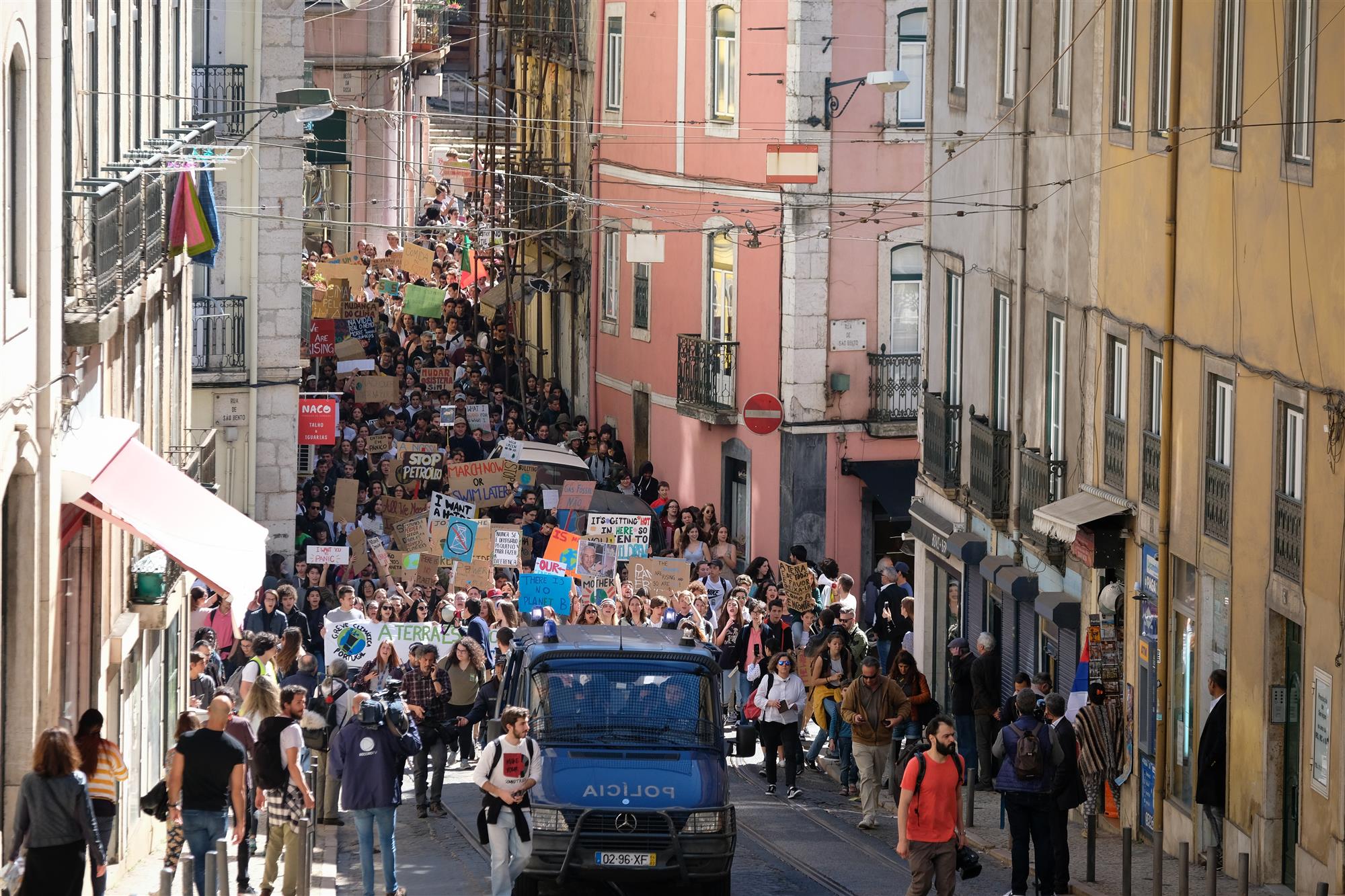 Greve pelo clima marcada para sexta-feira. Ministro do ambiente considera a luta justa mas as escolas afirmam que faltas dos alunos serão consideradas