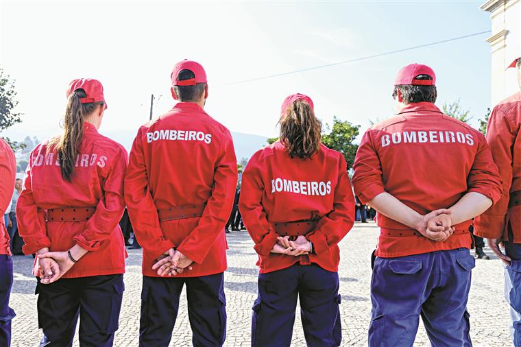 Dois bombeiros feridos em combate a incêndio em Serpa