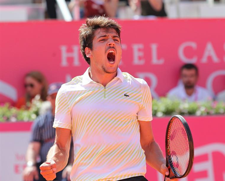 Estoril Open. João Domingues perde com Tsitsipas nos quartos-de-final