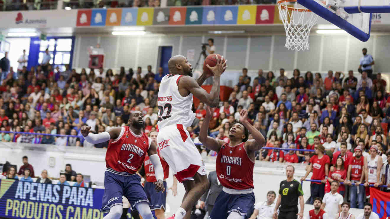 Basquetebol. Benfica vence em Oliveira  de Azeméis