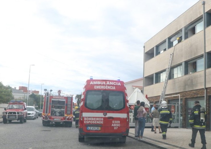 Incêndio desaloja família em Esposende