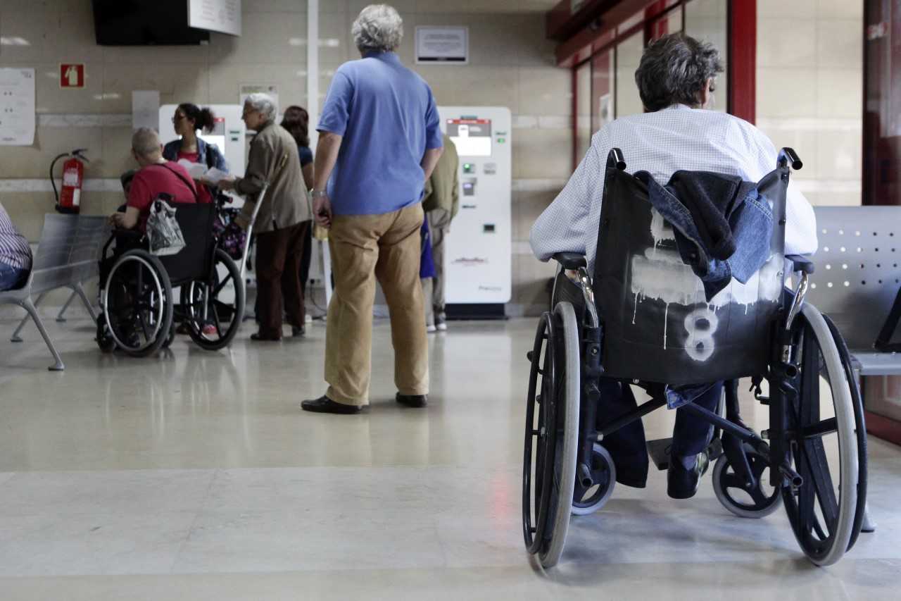 “Baixou-se para ver a criança e o pai deu-lhe uma cabeçada”