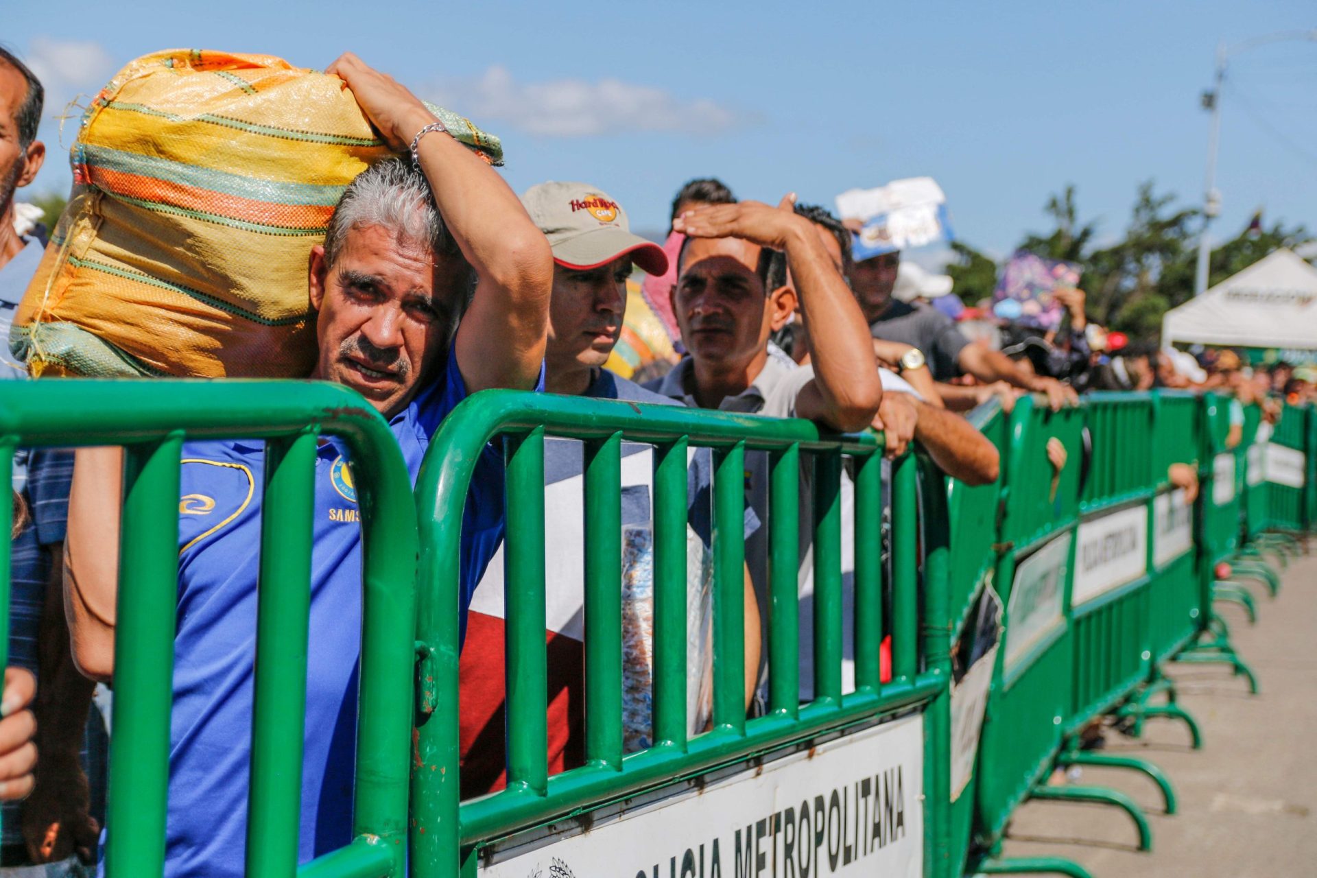 Venezuela. A fronteira foi reaberta e milhares fazem fila para atravessar