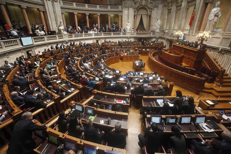 Parlamento. Maratona para votar 200 páginas