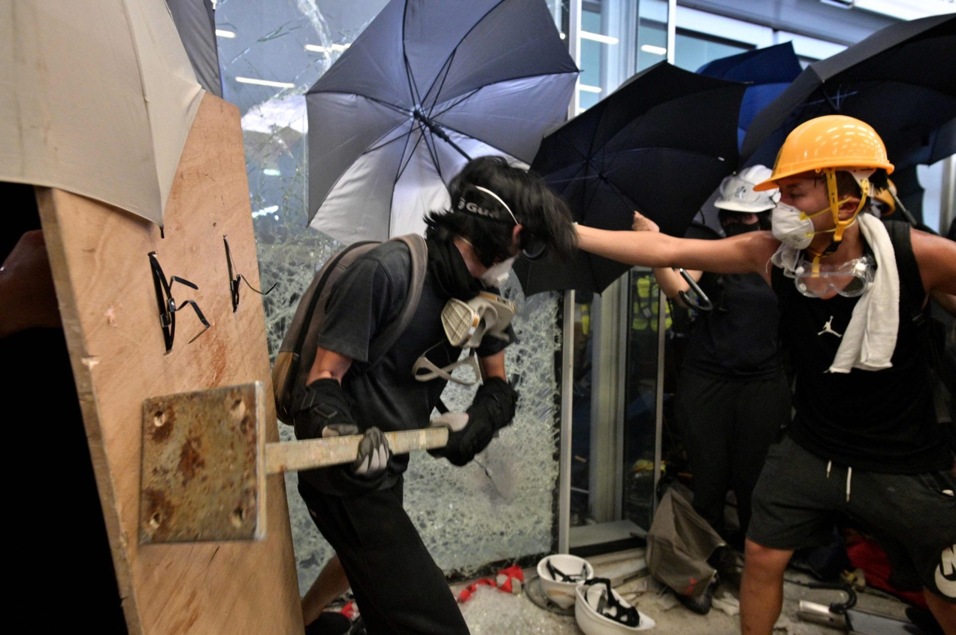 Hong Kong. Manifestantes tentam invadir sede de Governo