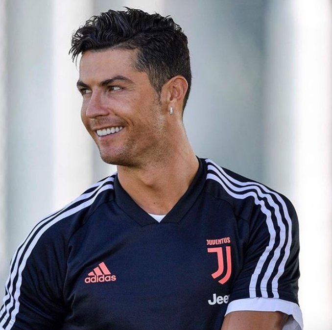 Reação de Cristiano Ronaldo após adepto invadir treino da Juve torna-se viral (com vídeo)