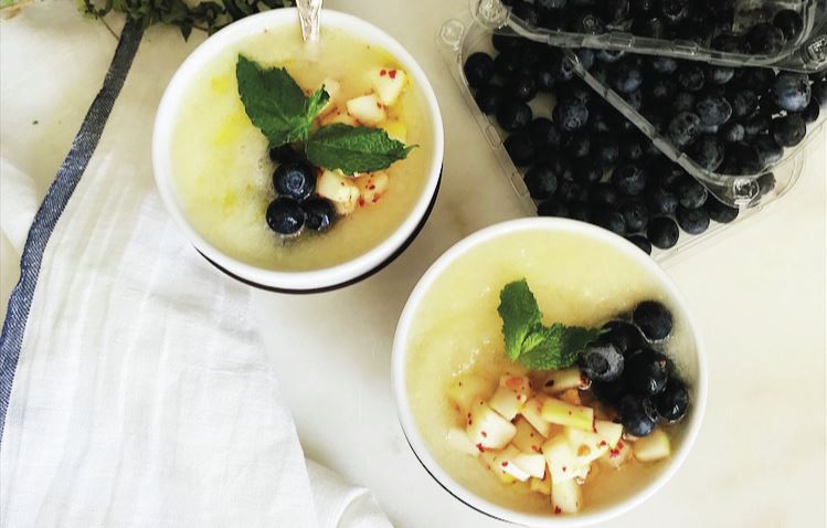 Receita. Sopa fria de melão com mirtilos congelados e pimenta de caiena