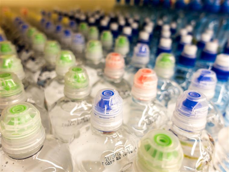 Projeto para recolha de garrafas de plástico apresentado pelo Governo