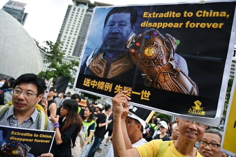 Hong Kong. Manifestantes tentam trazer para o seu lado turistas chineses