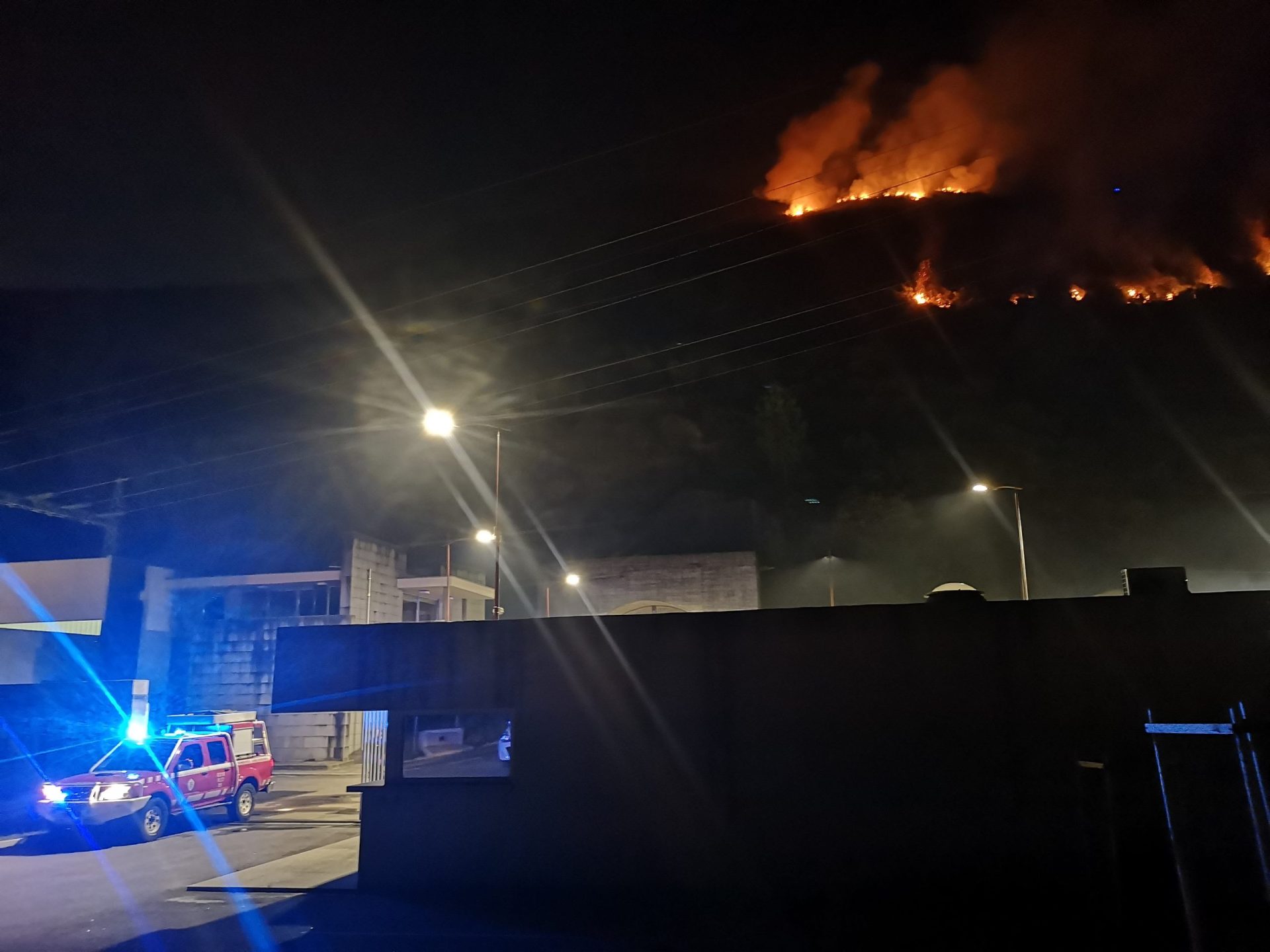 Bombeiros reduzem fogo florestal em Vieira do Minho