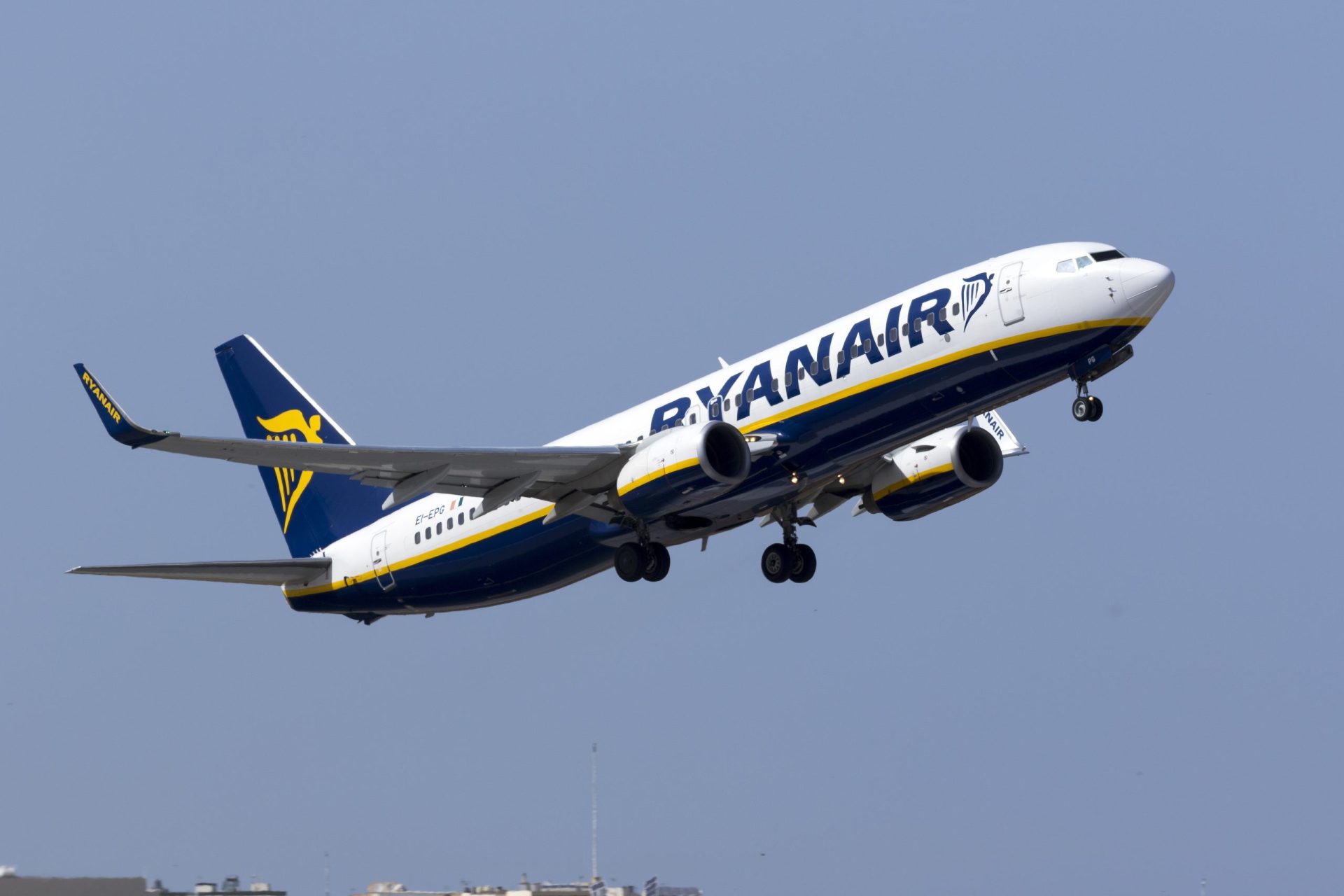 Sindicato acusa Ryanair de substituir grevistas por trabalhadores de bases estrangeiras