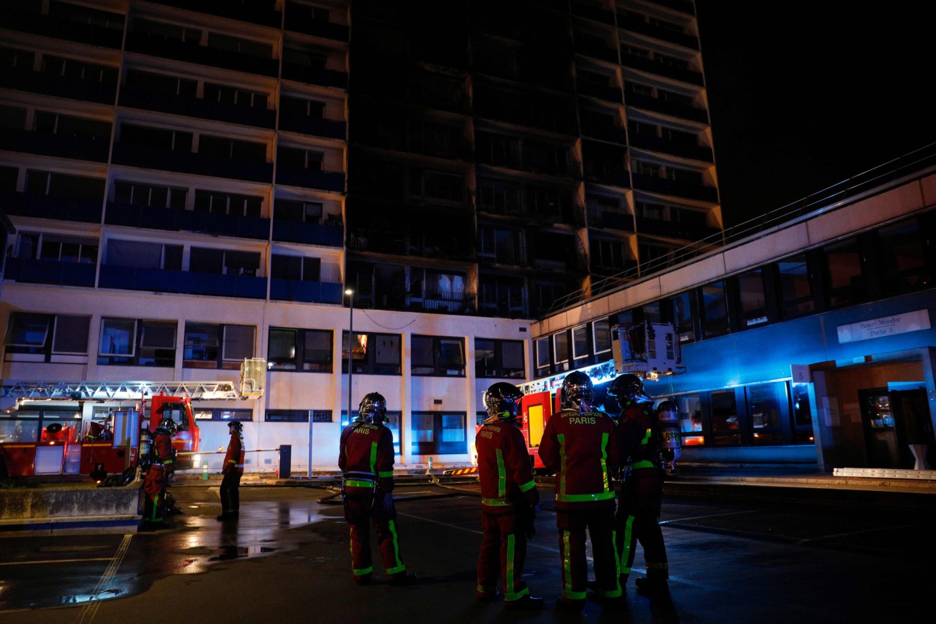 Um morto e oito feridos em incêndio num hospital em Paris